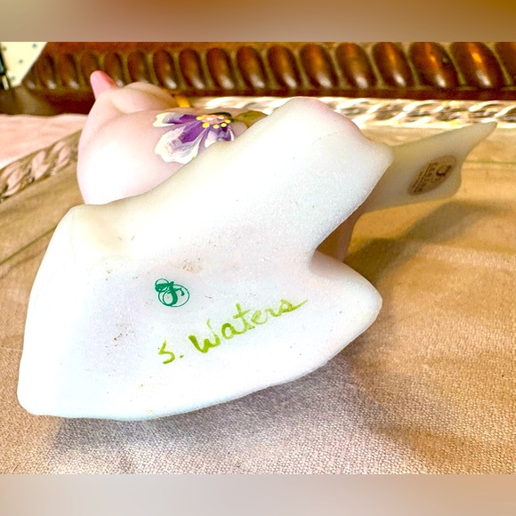 Fenton Burmese bird on branch hand painted florals artist signed - Picture 5 of 6